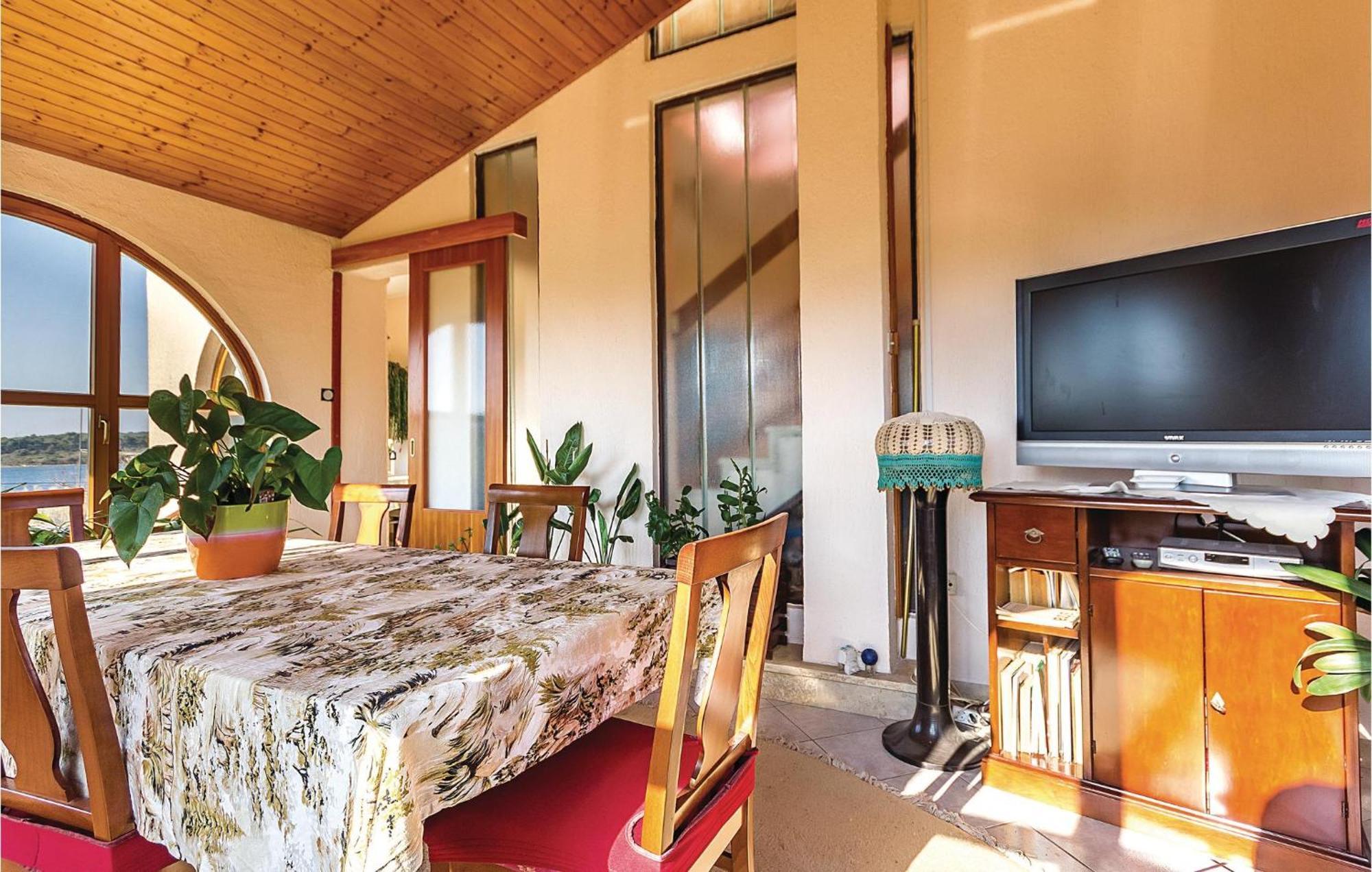 Beautiful Apartment In Pula With Kitchen Eksteriør billede